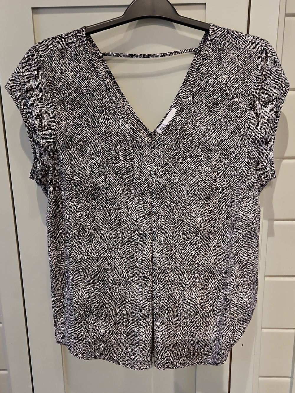 DR2 Black & White Patterned V-Neck Blouse Sz Large